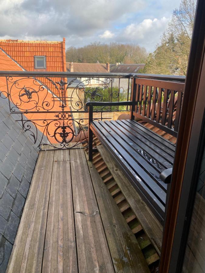 Loft Dans Le Clocher Face Au Chateau Bonnelles Kültér fotó