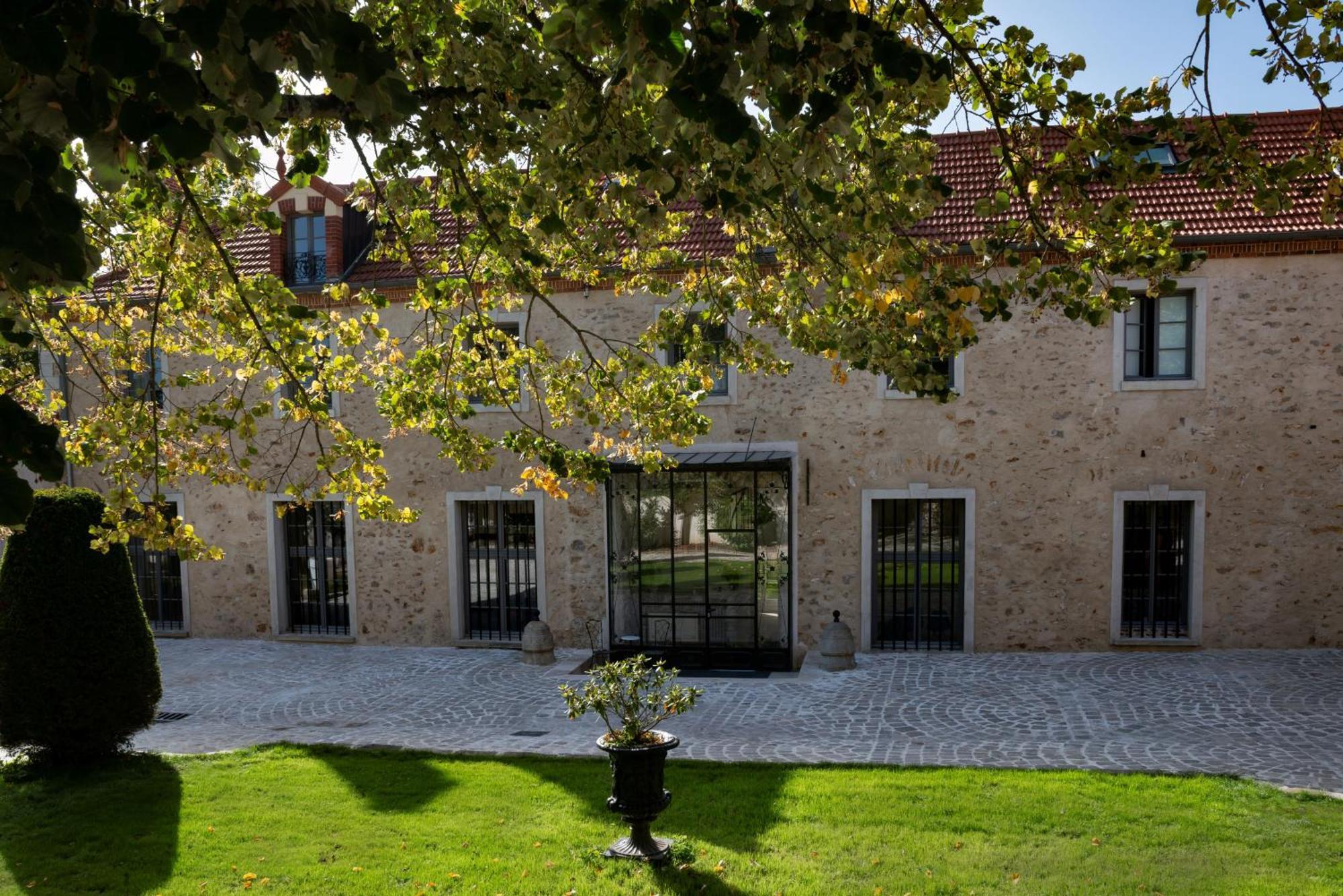 Loft Dans Le Clocher Face Au Chateau Bonnelles Kültér fotó